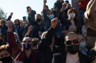 Протестующие брали штурмом генпрокуратуру: что происходит в Ереване