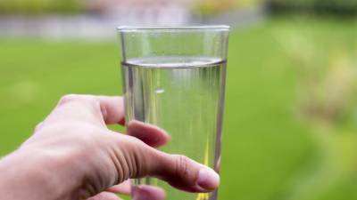 Диетолог рассказала, как правильно рассчитать, сколько в день пить воды