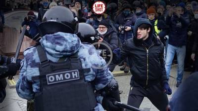 Суд в Москве арестовал 20-летнего чеченца, подравшегося с ОМОНом на митинге 23 января