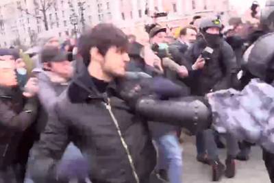 Суд арестовал дравшегося с бойцами ОМОН на митинге чеченца
