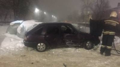 В результате столкновения во Владимире, один из автомобилей загорелся