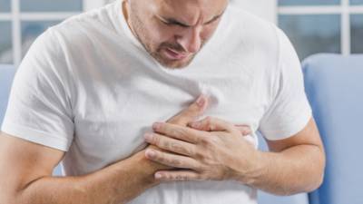Кардиолог назвал симптом инфаркта, который легко спутать с болезнью ЖКТ