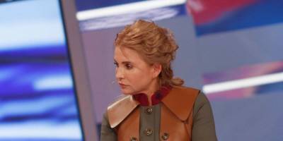 Чтобы журналисты не читали. Тимошенко наклеила на телефон пленку после публикации ее переписки с Ермаком