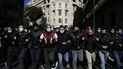 Тысячи греческих студентов вышли на улицы против карантина и...