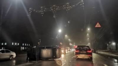 Легковушка перевернулась на скользкой дороге после ДТП в Воронеже