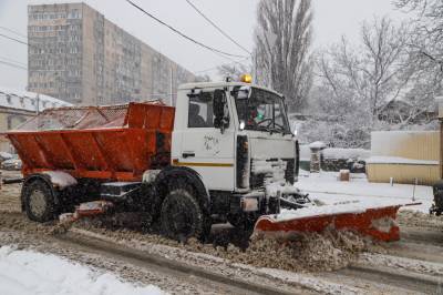 В Одесской области водители оставляют свои автомобили на заснеженной трассе и идут пешком: видео
