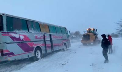 На трассе Киев – Одесса извлекли из снежного заноса автобус с пассажирами (видео)