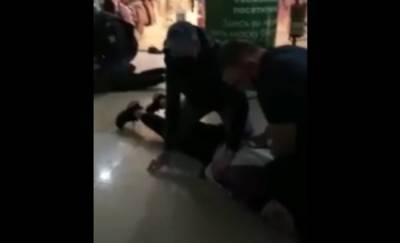 В тюменском торговом центре компания молодых людей избила охранника