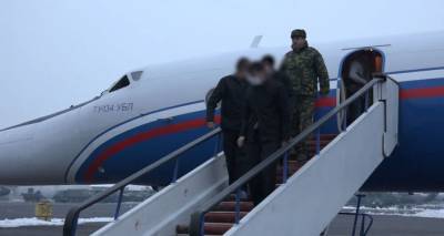 Как армянские пленные спускаются с трапа самолета. Кадры из аэропорта