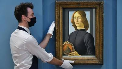 Картина «Молодой человек с медальоном» Боттичелли продана за $92 млн