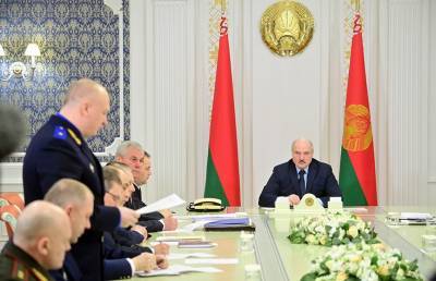 Лукашенко: Меня упрекать не надо, что я защищал свою страну. И я буду защищать. Надо – на танке, БМП, с автоматом в руках