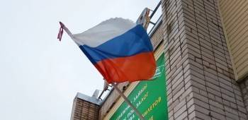 В Белозерске вывесили порванный флаг РФ
