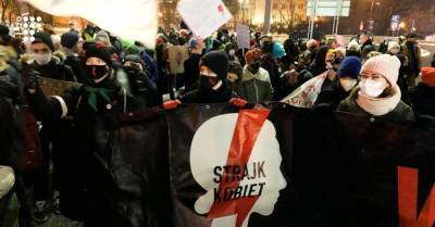 В Польше проходят массовые протесты после решения Конституционного суда о почти полном запрете абортов