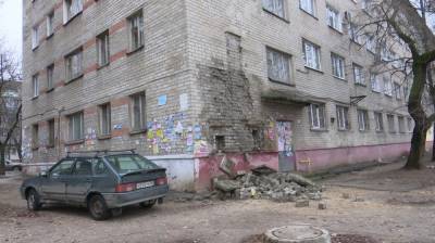Старое общежитие на Левом берегу Воронежа начало самоликвидацию