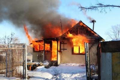 В Ростовской области при пожаре в частном доме погибли двое