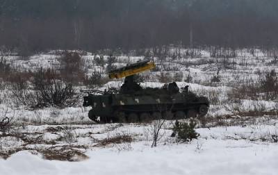 На одном из полигонов в Украине бронетягач насмерть задавил военного