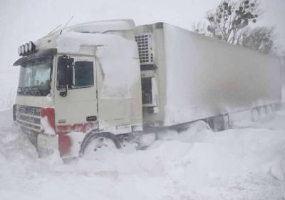 На юге страны дорожники и спасатели продолжают вызволять украинцев из снежного плена