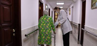В Москве провели вакцинацию от коронавируса в 33 домах престарелых