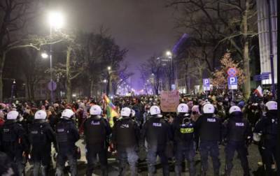 Ограничение права на аборт: по городам Польши прокатились новые протесты