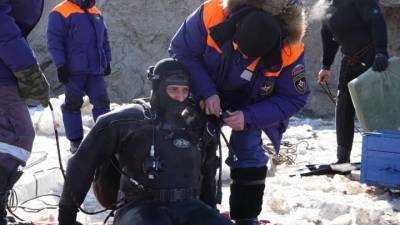 Водитель экскаватора, провалившегося на Амуре под лед, нашелся живым