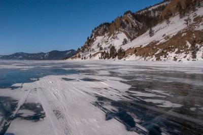 На Байкале по лед провалился внедорожник с людьми