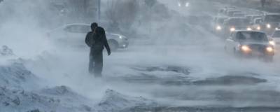 Ураганный ветер во Владивостоке опрокинул ларьки на припаркованные машины