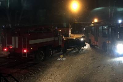 Пожарная машина попала в ДТП на встречной полосе в Новосибирске