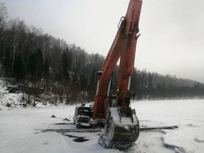 В Кузбассе золотодобытчиков оштрафовали за затопленный в реке экскаватор