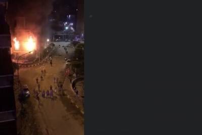 Протестующие в Ливане подожгли здание муниципалитета