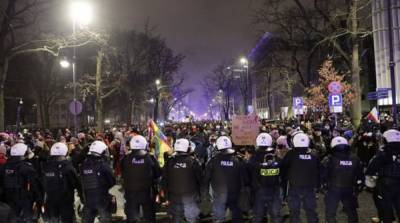 Запрет абортов в Польше: страну вновь охватили масштабные протесты