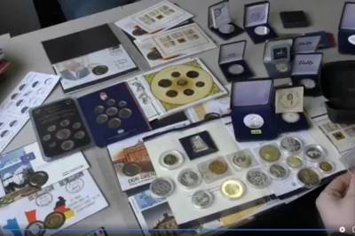 Старинные часы, деньги и медали: На Львовской таможне остановили мужчину с коллекцией редких вещей