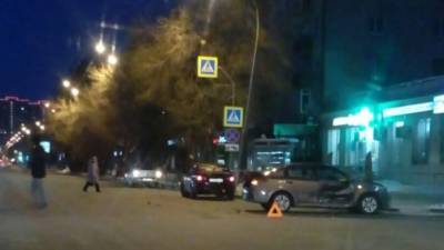 В Тюмени на Мельникайте перед пешеходным переходом столкнулись два авто