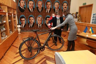 Электровелосипед, покемон, БТР и мешочек нута: какие подарки Зеленский сдал в музей