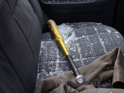 На Среднем Урале на водителя иномарки напали с ножом и бейсбольными битами