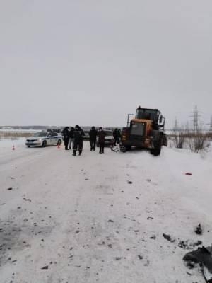 В Ханты-Мансийске в столкновении легковушки и снегоуборочного трактора погиб человек