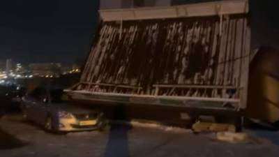 Ураганный ветер во Владивостоке сдул два ларька на припаркованные машины