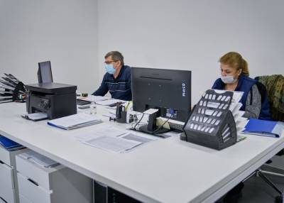 Стало известно, как россияне защищаются от коронавируса на работе