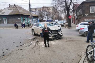 В Астрахани иномарка протаранила маршрутку, вылетев на красный сигнал светофора