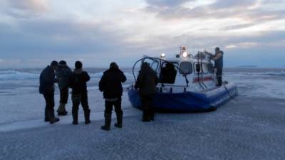 Внедорожник с людьми провалился под лед на Байкале, есть жертвы