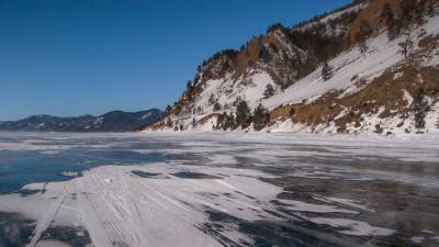 Внедорожник провалился под лед на Байкале, один человек погиб