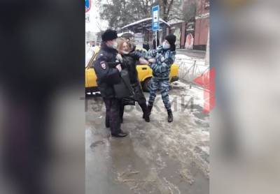 Россиянка отказалась надеть маску и ударила полицейского
