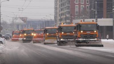 Более 900 единиц уборочной техники чистят Петербург пятничным утром