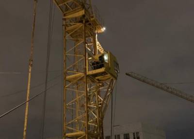Переправляли по веревке на крышу: спасатели в Москве вызволили зажатого в башенном кране