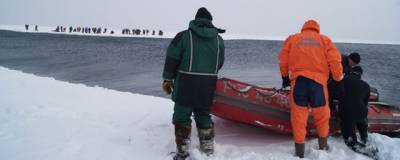 На юге Сахалина льдину с четырьмя рыбаками унесло в открытое море