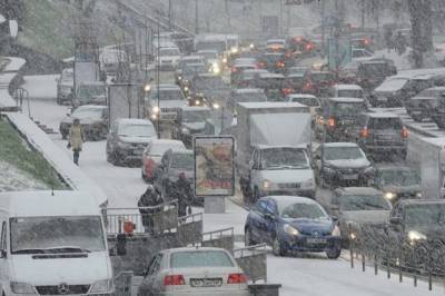 Украину продолжает засыпать снегом: На каких дорогах ограничено движение транспорта