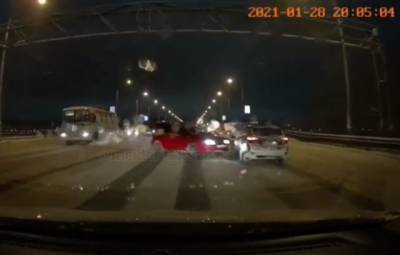 Момент ДТП на Кузбасском мосту в Кемерове попал на видео