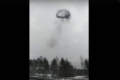 В Ленобласти в небе появилось «паранормальное» дымовое кольцо