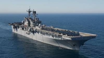 Российский фрегат в Черном море подготовился к бою на фоне захода эсминцев США