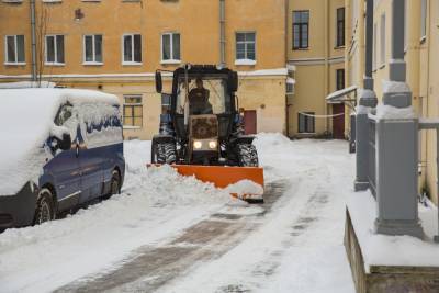 Улицы Петербурга очищают от снега более 900 единиц техники