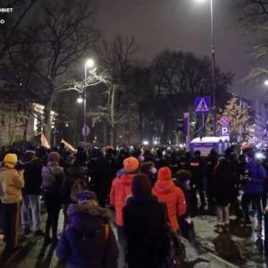 Жители десятков польских городов протестуют из-за запрета абортов. Видео